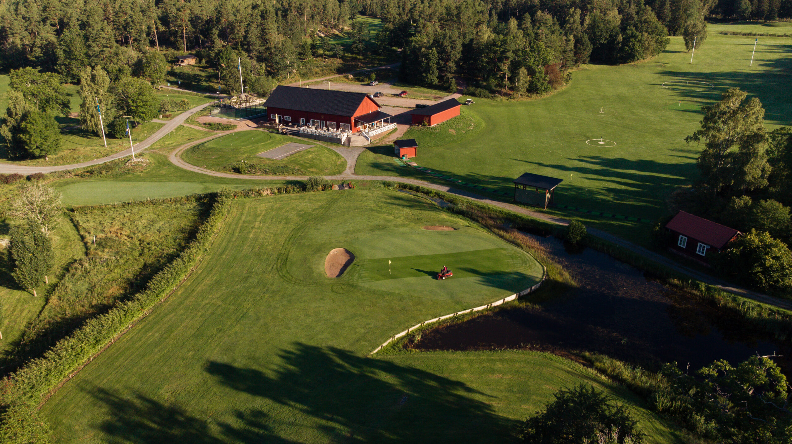 Ljusterö Golfklubb klubbhus och bana sett från drönare